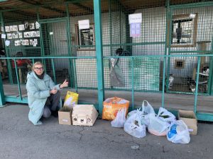 Животным особенно важно получать влажный корм: он лучше помогает накапливать жир. Фото предоставила волонтер Татьяна Попова