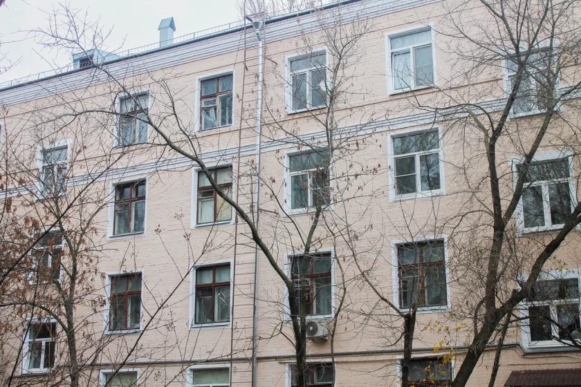 Специалисты ведомства в ходе капитального ремонта также заменили внешний водосток, отремонтировали балконы, модернизировали входные группы, а в местах общего пользования произвели установку новых оконных систем. Фото: пресс-служба ФКР по городу Москве