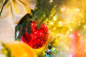 Бойцы СВО получили в госпитале новогодние подарки и автографы хоккеистов. Фото: пресс-служба Департамента торговли и услуг города Москвы