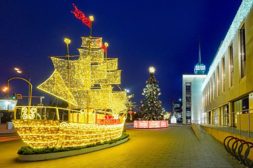 Фасад здания водного транспорта в Нагатинском Затоне задекорировали россыпью из ярких световых гирлянд. Фото: пресс-служба Департамента транспорта и развития дорожно-транспортной инфраструктуры города Москвы