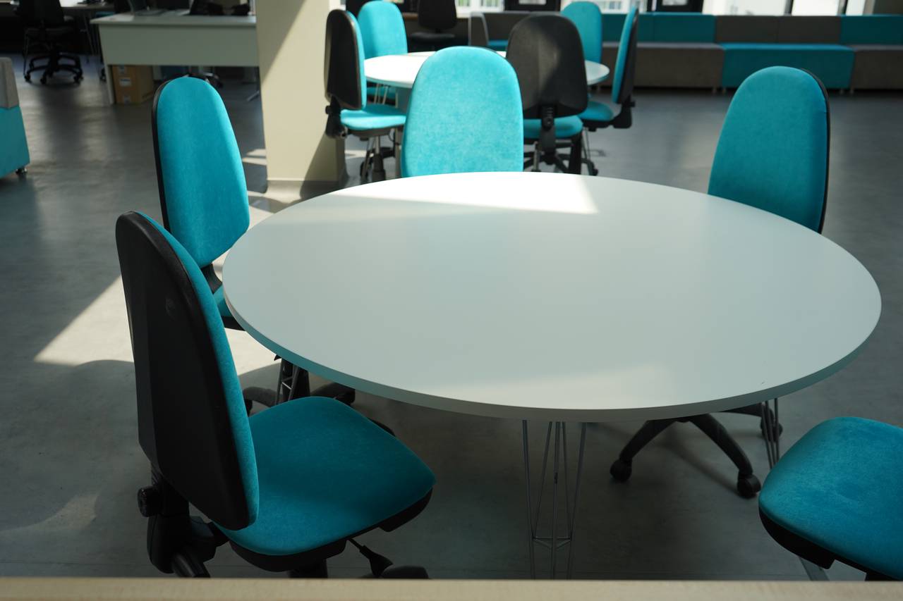 Большим спросом пользуется бронирование помещений, где для посетителей доступны рабочие места, переговорные комнаты и залы для концертов. Фото: Анна Быкова, «Вечерняя Москва»