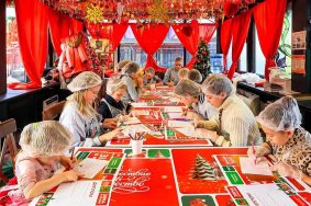 С любовью и заботой участники мастер-классов пожелали героям крепкого здоровья, неиссякаемой удачи и скорейшего возвращения домой. Фото: пресс-служба Департамента торговли и услуг города Москвы 