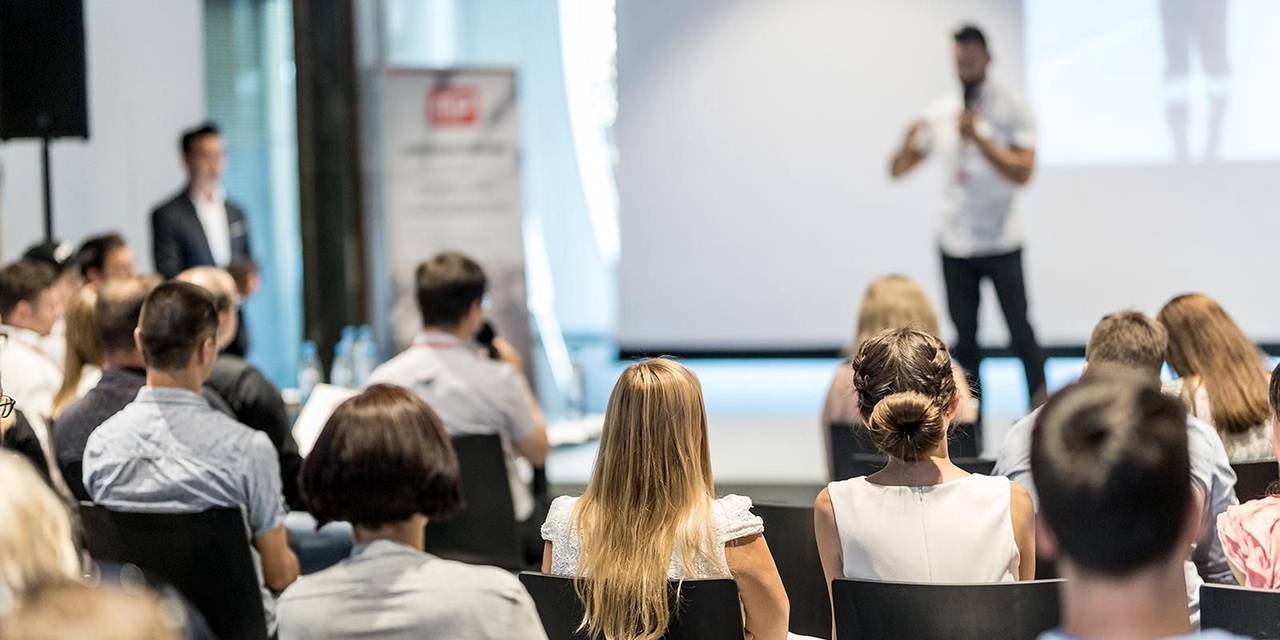 На семинаре посетители узнают о признаках, по которым можно узнать мошенников в общении, как не поддаться психологическому давлению. Фото: сайт мэра Москвы