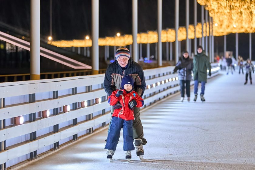 Юные пользователи платформы «Активный гражданин — детям» смогут оставить личные отзывы на новинку сезона — ледовую трассу с эффектом «звездного неба», который создают 14 миллионов светящихся огней. Фото: сайт мэра Москвы