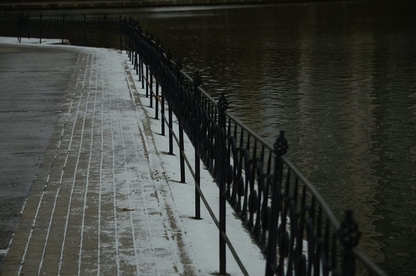 По словам Петра Бирюкова, специалисты планируют очистить четыре участка и извлечь отложения, общий объем которых может составить более 20 тысяч кубометров. Фото: Анна Быкова, «Вечерняя Москва»