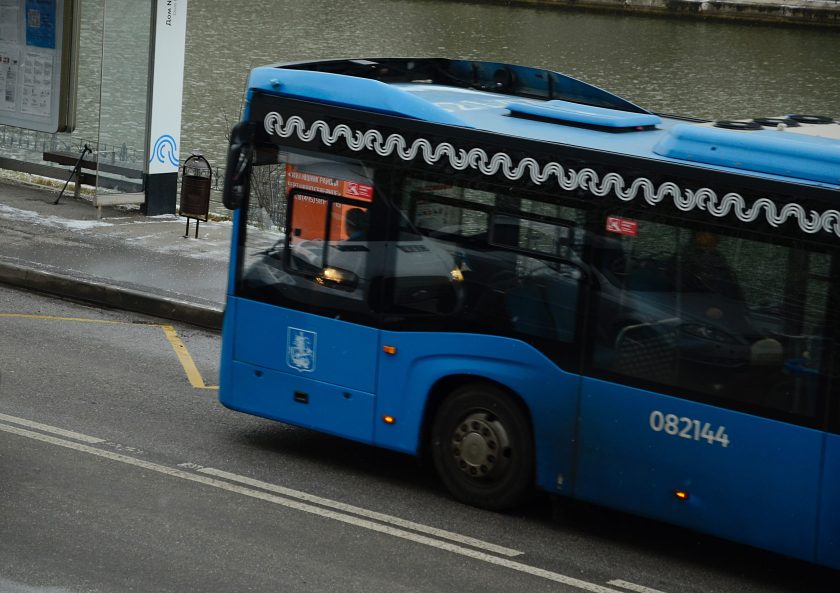 В пресс-службе столичного ведомства предупредили жителей Южного округа о том, что с момента старта ограничений остановка «Ереванская улица, 28» будет перенесена ближе к перекрестку на улице Каспийской. Фото: Анна Быкова, «Вечерняя Москва»