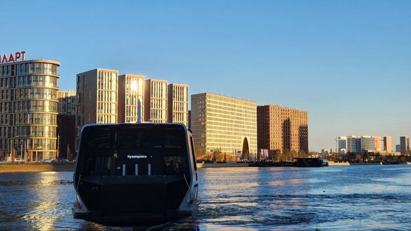 Глава столичного Дептранса также отметил, что в рамках инициативы на водном транспорте регулярно проводят разнообразные мероприятия для юных и взрослых жителей и гостей города. Фото: Алина Моисеенко, «Вечерняя Москва»