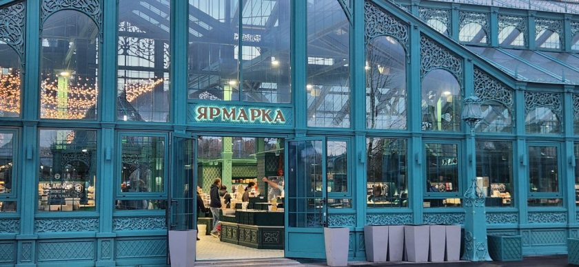 Жители и гости музея-заповедника «Коломенское» смогли прочувствовать атмосферу дворянских балов и праздников благодаря организованным иммерсивным спектаклям и танцевальным мастер-классам, которые проводили актеры, одетые в нарядные костюмы XIX века. Фото: Алина Моисеенко, «Вечерняя Москва»