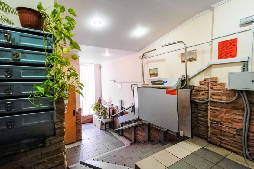 Здесь установили 65 специальных конструкций, помогающих горожанам с инвалидностью подниматься по лестницам в подъездах. Фото: Telegram-канал КГХ города Москвы