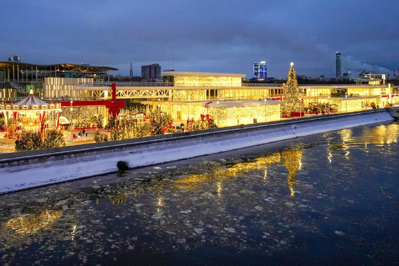 Особое внимание уделили Царской набережной, относящейся к МЗ «Коломенское». Там вдоль Москвы-реки открыли каток, длина которого составила 1,7 километра. Фото: Telegram-канал КГХ Москвы