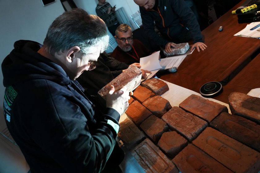 Старший научный сотрудник музея Павел Ермолов, изучающий кирпичные клейма и возможность датировки кладок по ним с 2022 года, раз в год проводит открытые экскурсии по кирпичам парка. Фото: сайт МЗ «Царицыно»  