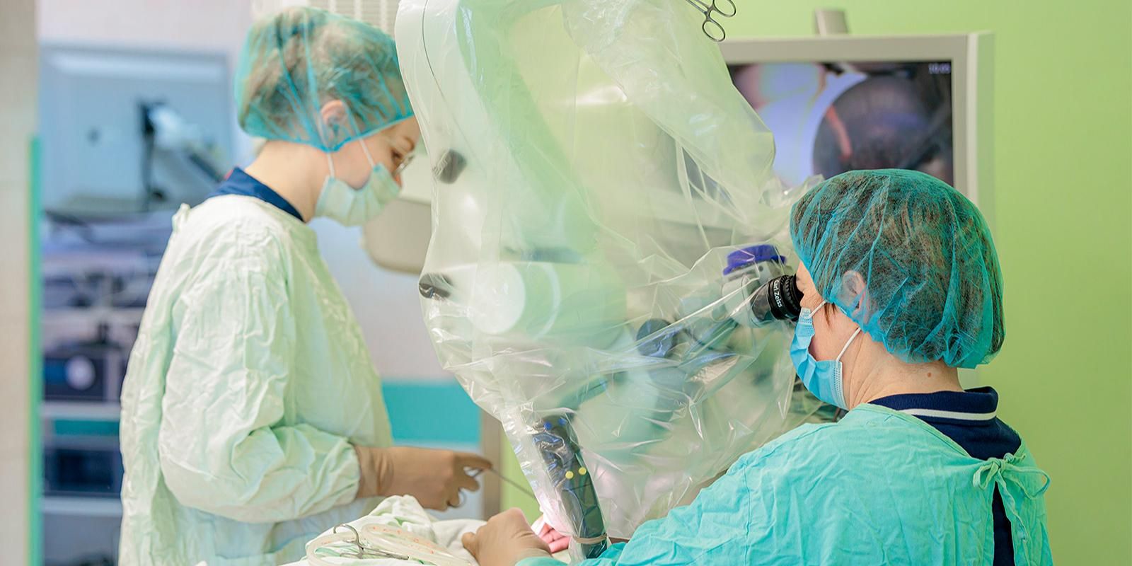 При помощи разработанной технологии специалистам НИКИО имени Людвига Свержевского удалось восстановить герметичность внутреннего уха мужчины, отсутствие которой и снижало качество жизни. Фото: пресс-служба Департамента здравоохранения города Москвы