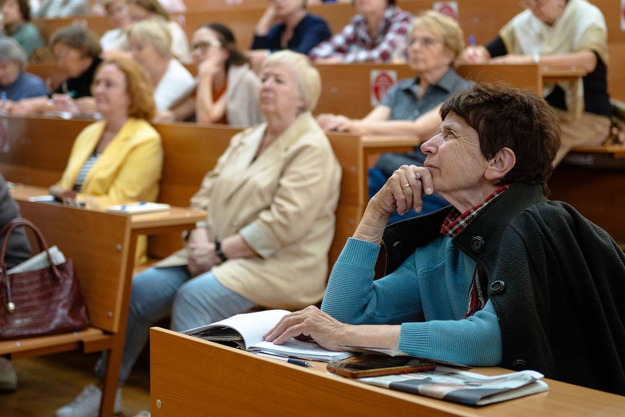 Участники «Московского долголетия» могут изучать в столичных вузах арт-терапию и работу с нейросетями. Фото: пресс-служба Департамента труда и социальной защиты населения города Москвы