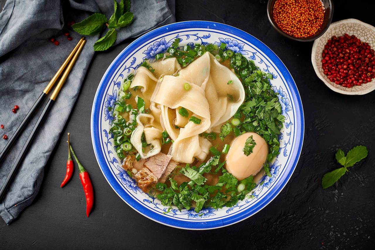 На Манежной площади предприниматели предлагают редкие сорта чая и готовят рамен с традиционной лапшой. Фото: пресс-служба Департамента торговли и услуг города Москвы