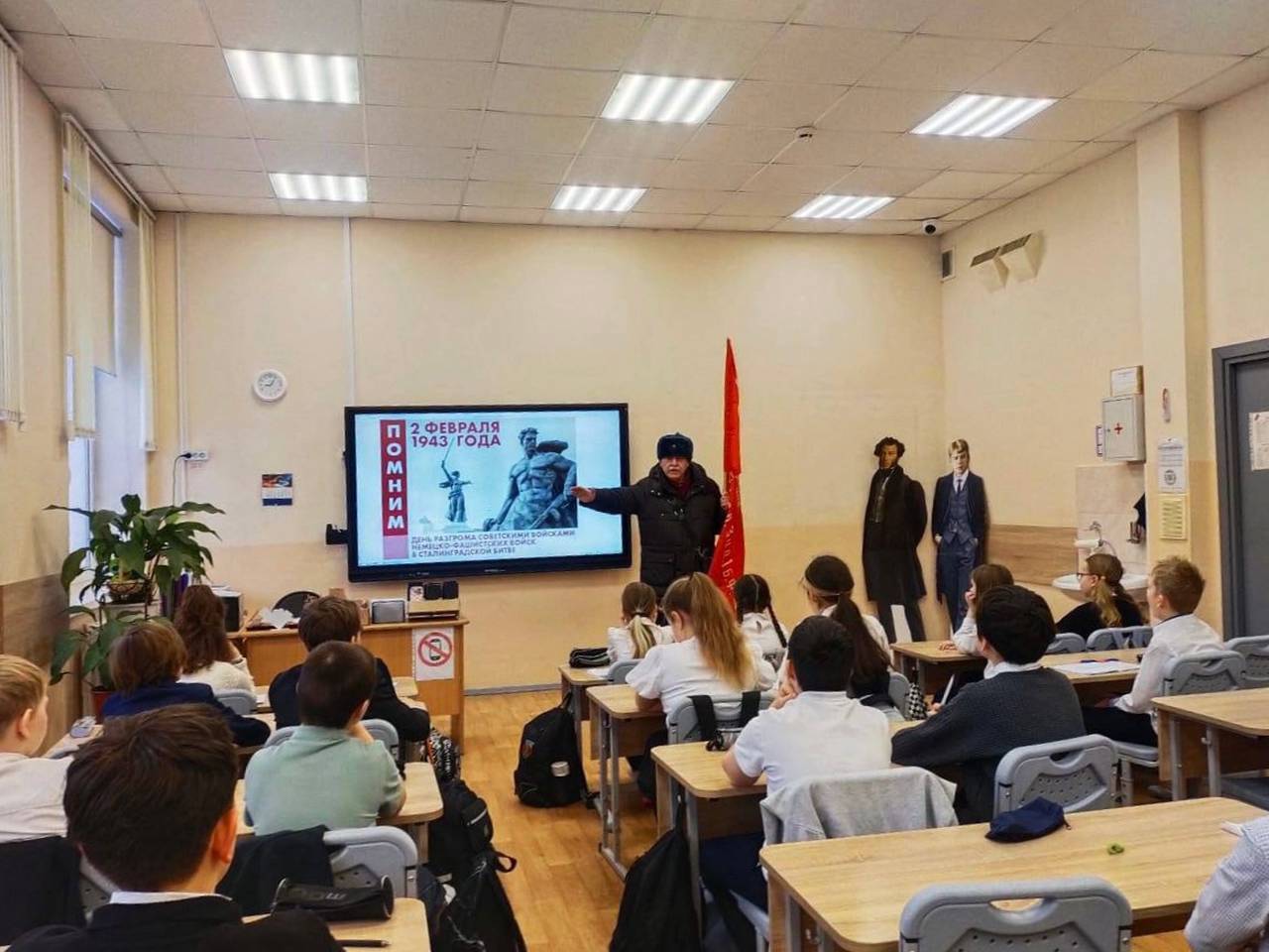 Уроки мужества и тепло для фронта от ветеранов ОВД