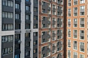 Жилое здание будет построено с подъездами, оборудованными лифтами и комнатами для консьержей и помещениями для хранения колясок и велосипедов. Фото: сайт мэра Москвы