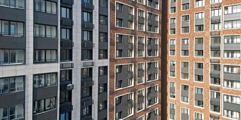 Жилое здание будет построено с подъездами, оборудованными лифтами и комнатами для консьержей и помещениями для хранения колясок и велосипедов. Фото: сайт мэра Москвы