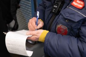 Приложить его к валидатору нужно сразу при входе в городской транспорт и обязательно дождаться зеленой галочки на валидаторе. Фото: пресс-служба ГКУ «Организатор перевозок»