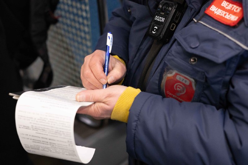 Приложить его к валидатору нужно сразу при входе в городской транспорт и обязательно дождаться зеленой галочки на валидаторе. Фото: пресс-служба ГКУ «Организатор перевозок»