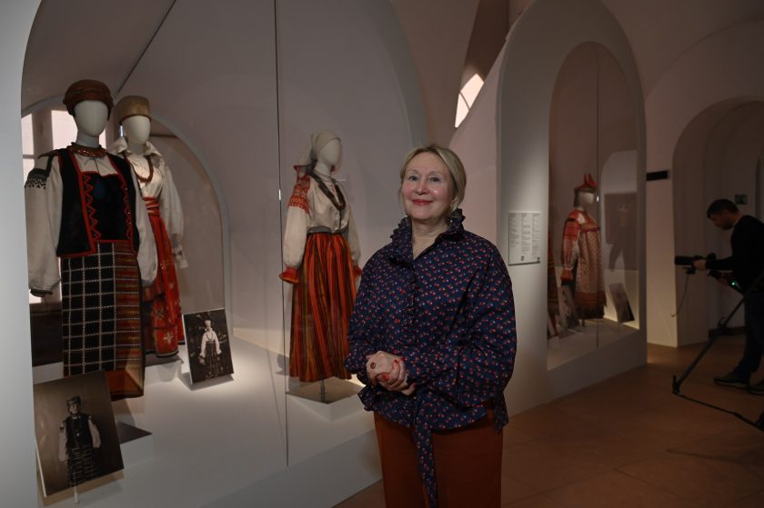 9 февраля. Куратор выставки Ольга Соснина на фоне костюмов из коллекции. Фото: Анатолий Цымбалюк, «Вечерняя Москва»