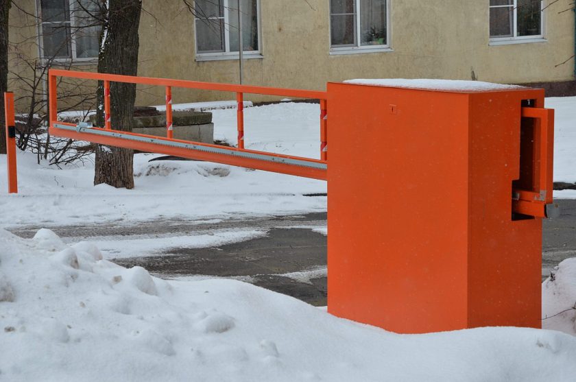 Начальник столичного ведомства отметил, что территория, на которой обнаружено правонарушение, была предназначена в аренду для эксплуатации без права сооружения каких-либо временных или постоянных ограждений. Фото: Анна Быкова, «Вечерняя Москва»