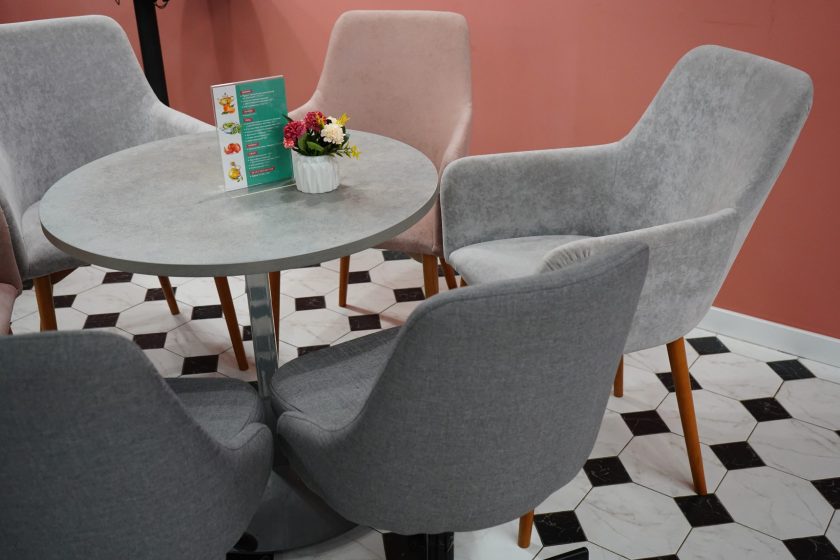 Специально подготовленные тренинги курса «Школа бариста» в социальных учреждениях ведут эксперты Московской школы бариста. Фото: Анна Быкова, «Вечерняя Москва»