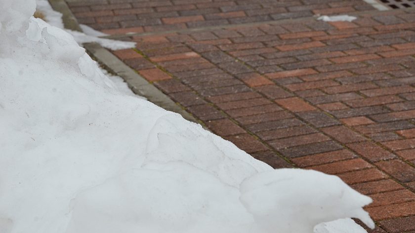 По итогам модернизации дорог у жилых домов специалисты КГХ города Москвы расширили 18,9 километров общей площадью 108 тысяч квадратных метров. Фото: Анна Быкова, «Вечерняя Москва»