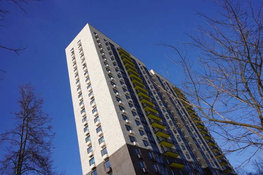 Руководитель столичного ведомства добавил, что специалисты оснастят двор тремя детскими игровыми площадками, локацией для занятий спортом и зонами отдыха.Фото: Анна Быкова, «Вечерняя Москва»