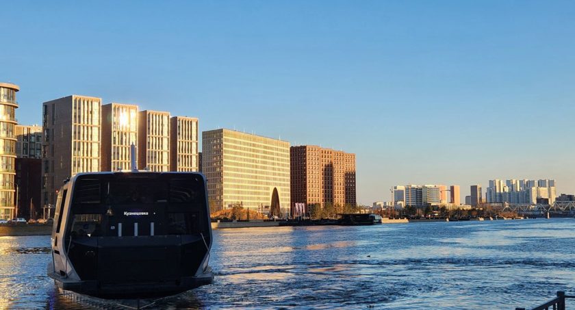 Во время прогулки на электросудне у горожан будет уникальная возможность посмотреть исторические объекты, а также познакомиться с современными жилыми комплексами, которые в настоящее время возвели на месте бывших промышленных зон. Фото: Алина Моисеенко, «Вечерняя Москва»