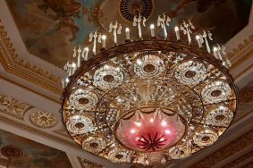 Здесь в выставочных залах музея-заповедника «Царицыно» посетители смогут совершить осмотр экспонатов, которые когда-то принадлежали русской меценатке Наталье Шабельской. Фото: Алина Моисеенко, «Вечерняя Москва