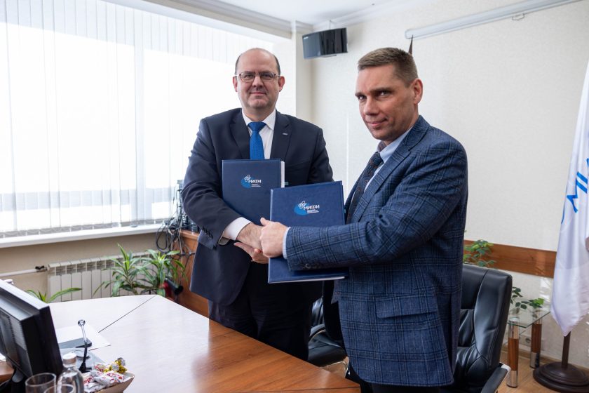 Документы о взаимодействии двух сторон подписали исполняющий обязанности генерального директора предприятия Игорь Пронь и ректор университета Владимир Шевченко. Фото предоставил начальник отдела по работе со СМИ НИЯУ МИФИ Константина Фрумкина