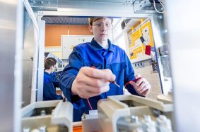 Благодаря современному оснащению учебный уникальный комплекс предоставляет ребятам полное погружение в изучение городской электроподстанции.Фото: пресс-служба Департамента образования и науки города Москвы