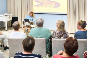 Психолог отметила, что благодаря ощущению услышанности и нужности у любого человека возрастает уверенность в своих силах, а также энергия и желание для общения с окружающими. Фото: пресс-служба Департамента труда и социальной защиты населения города Москвы