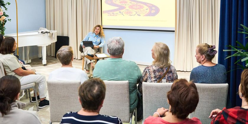 Психолог отметила, что благодаря ощущению услышанности и нужности у любого человека возрастает уверенность в своих силах, а также энергия и желание для общения с окружающими. Фото: пресс-служба Департамента труда и социальной защиты населения города Москвы