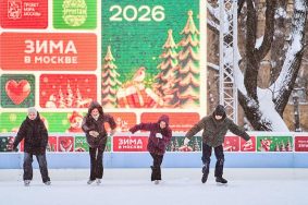 Так в музее-заповеднике «Коломенское» за площадкой в один день могут осуществлять наблюдение до 14 сотрудников. Фото: пресс-служба Департамента культуры города Москвы — Перед заливкой катка нужно подготовить площадку. Если лед будет искусственным, используют специальное хо
