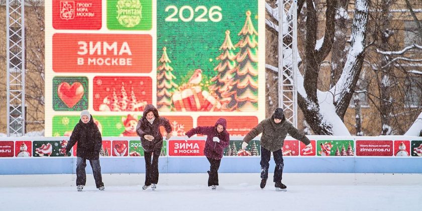 Так в музее-заповеднике «Коломенское» за площадкой в один день могут осуществлять наблюдение до 14 сотрудников. Фото: пресс-служба Департамента культуры города Москвы— Перед заливкой катка нужно подготовить площадку. Если лед будет искусственным, используют специальное хо
