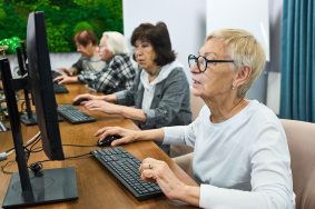 На протяжении всего курса «Цифровая мастерская» участникам будут доступны памятки и материалы, которые они смогут сохранить и использовать после завершения занятий. Фото: пресс-служба Департамента труда и социальной защиты населения города Москвы